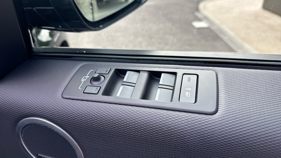 Land Rover Discovery 3.0 D350 Dynamic HSE 5dr Auto Diesel Station Wagon - Image 48