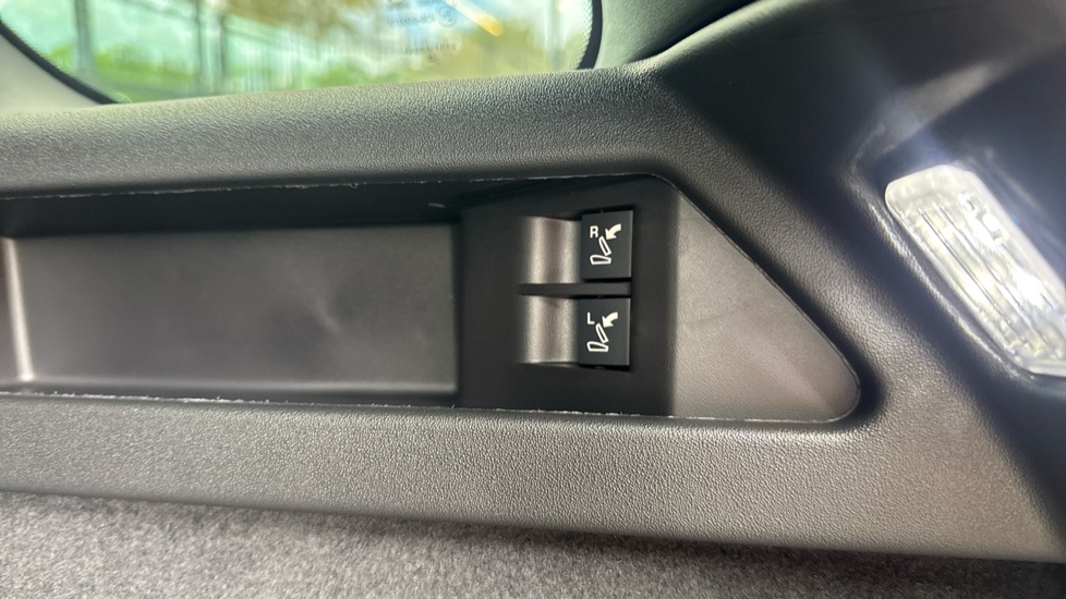 Land Rover Discovery Sport 1.5 P270e Metropolitan 5dr Auto [5 Seat] Station Wagon - Image 29