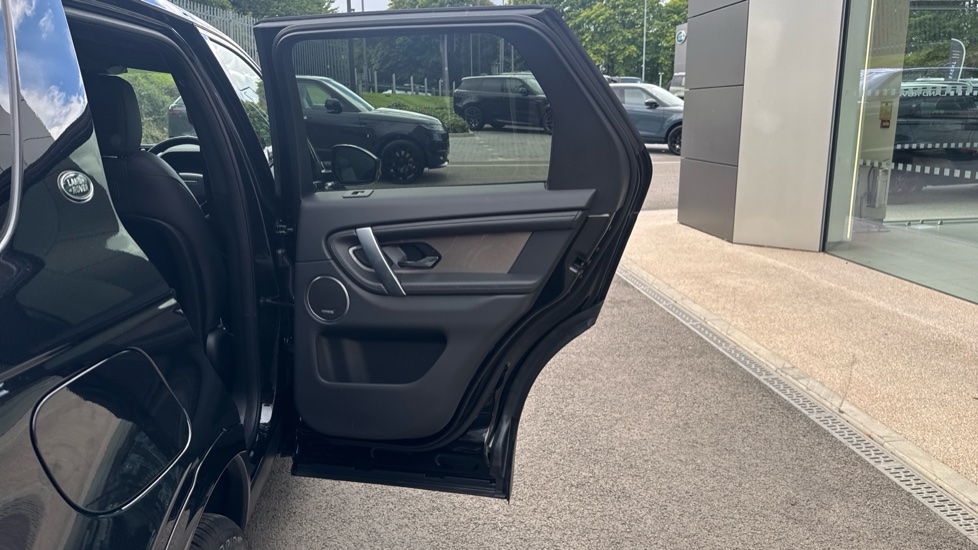 Land Rover Discovery Sport 1.5 P270e Metropolitan 5dr Auto [5 Seat] Station Wagon - Image 41