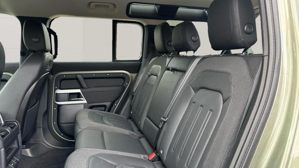 Land Rover Defender 2.0 D200 SE 110 5dr Auto Diesel Estate - Image 4