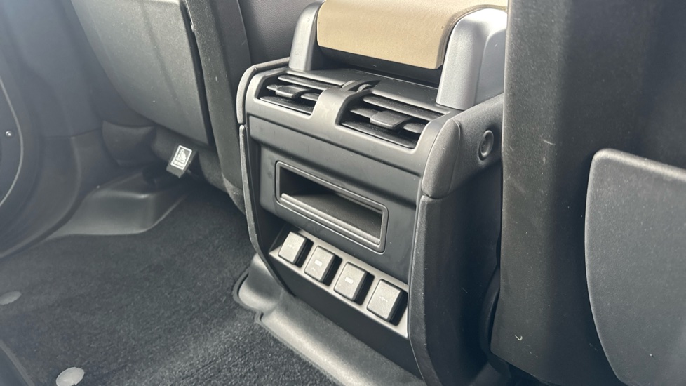 Land Rover Defender 2.0 D200 SE 110 5dr Auto Diesel Estate - Image 18
