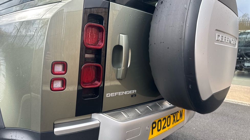 Land Rover Defender 2.0 D200 SE 110 5dr Auto Diesel Estate - Image 19