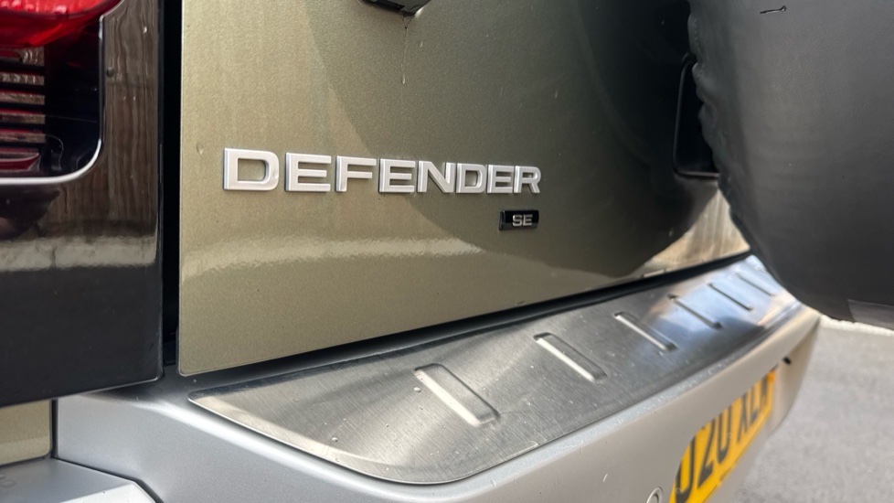 Land Rover Defender 2.0 D200 SE 110 5dr Auto Diesel Estate - Image 26