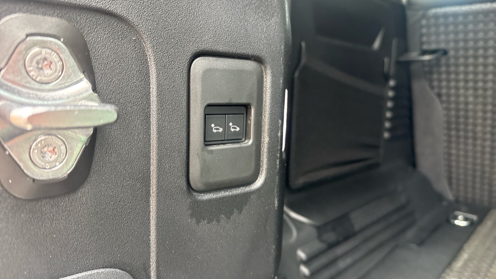 Land Rover Defender 2.0 D200 SE 110 5dr Auto Diesel Estate - Image 31