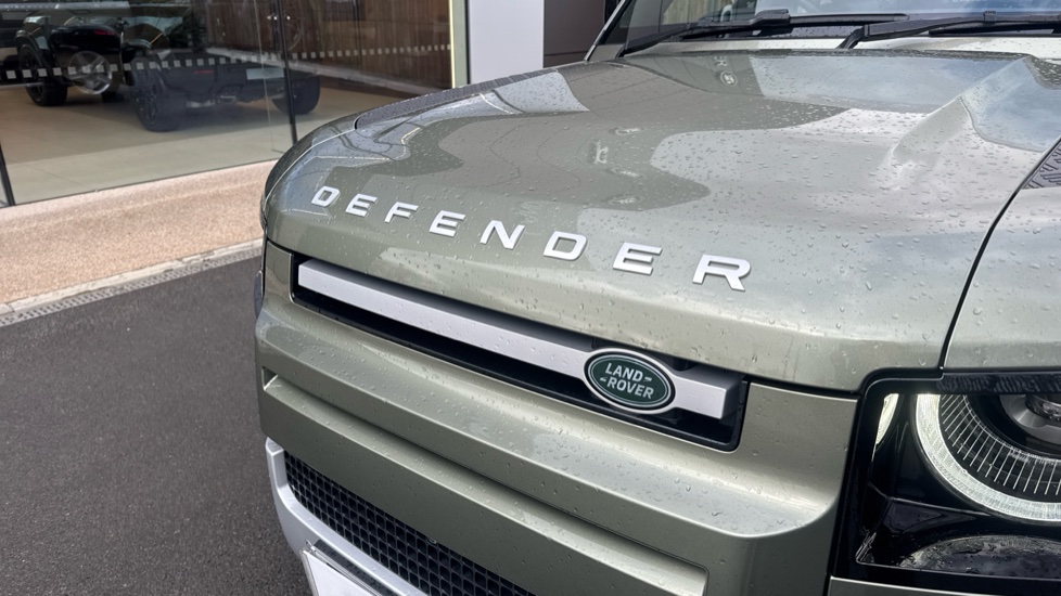 Land Rover Defender 2.0 D200 SE 110 5dr Auto Diesel Estate - Image 36