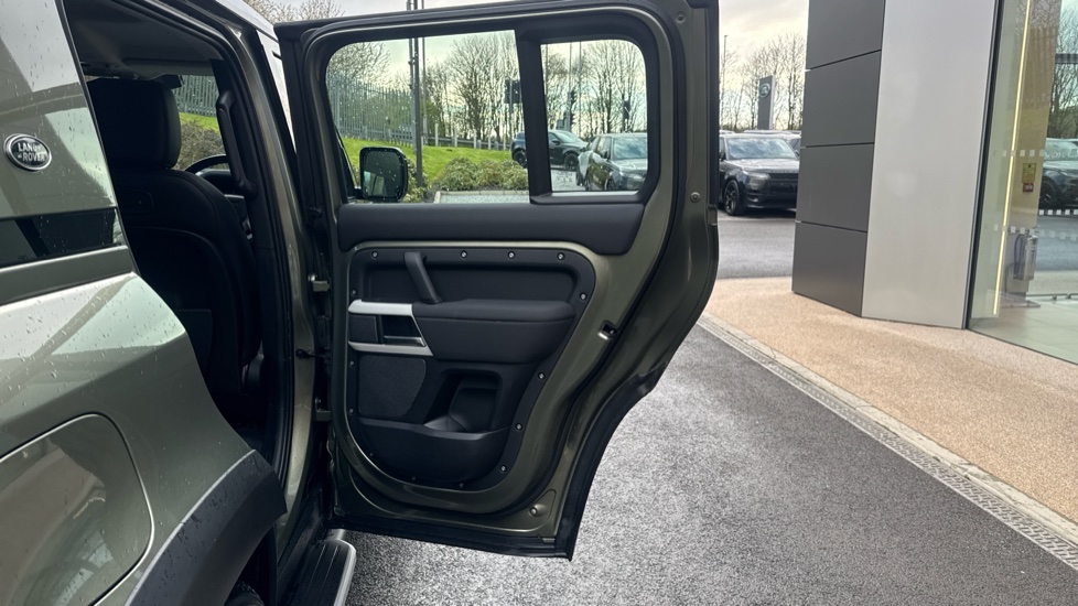Land Rover Defender 2.0 D200 SE 110 5dr Auto Diesel Estate - Image 42