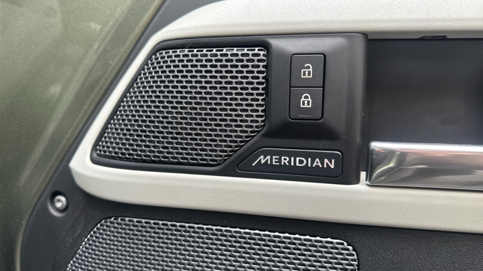 Land Rover Defender 2.0 D200 SE 110 5dr Auto Diesel Estate - Image 45