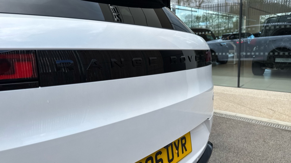 Land Rover Range Rover Sport 4.4 P635 V8 SV 5dr Auto Petrol Estate - Image 25