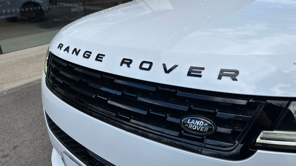 Land Rover Range Rover Sport 4.4 P635 V8 SV 5dr Auto Petrol Estate - Image 32