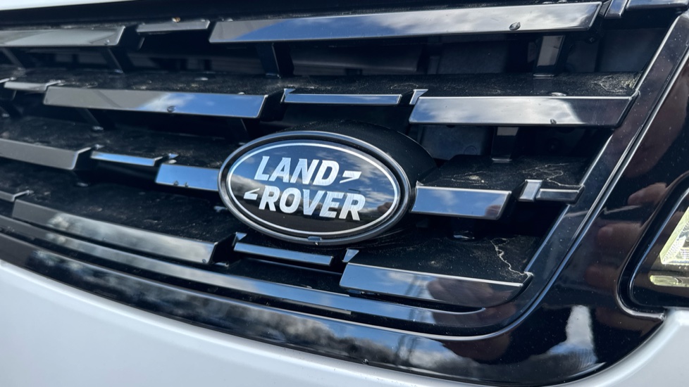 Land Rover Range Rover Sport 4.4 P635 V8 SV 5dr Auto Petrol Estate - Image 33