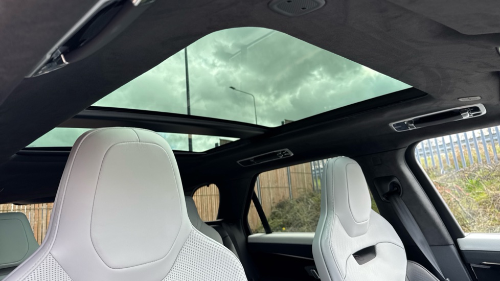 Land Rover Range Rover Sport 4.4 P635 V8 SV 5dr Auto Petrol Estate - Image 46