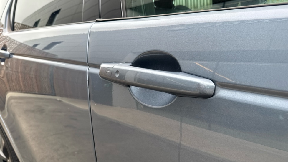 Land Rover Discovery Sport 1.5 P300e R-Dynamic SE 5dr Auto [5 Seat] Station Wagon - Image 21