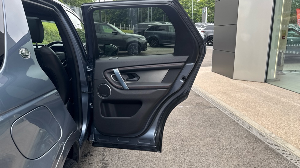 Land Rover Discovery Sport 1.5 P300e R-Dynamic SE 5dr Auto [5 Seat] Station Wagon - Image 38