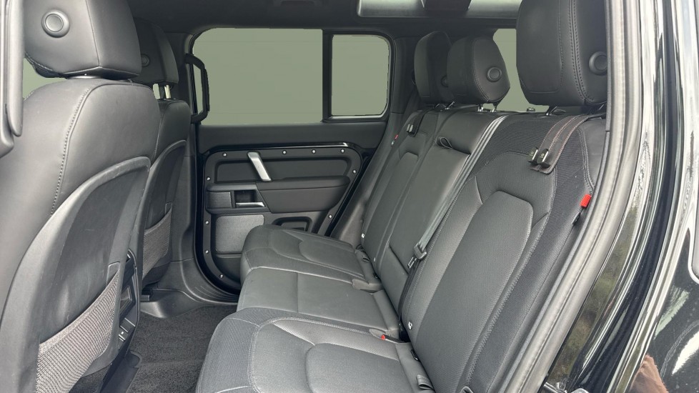 Land Rover Defender 2.0 P400e X-Dynamic S 110 5dr Auto Estate - Image 4