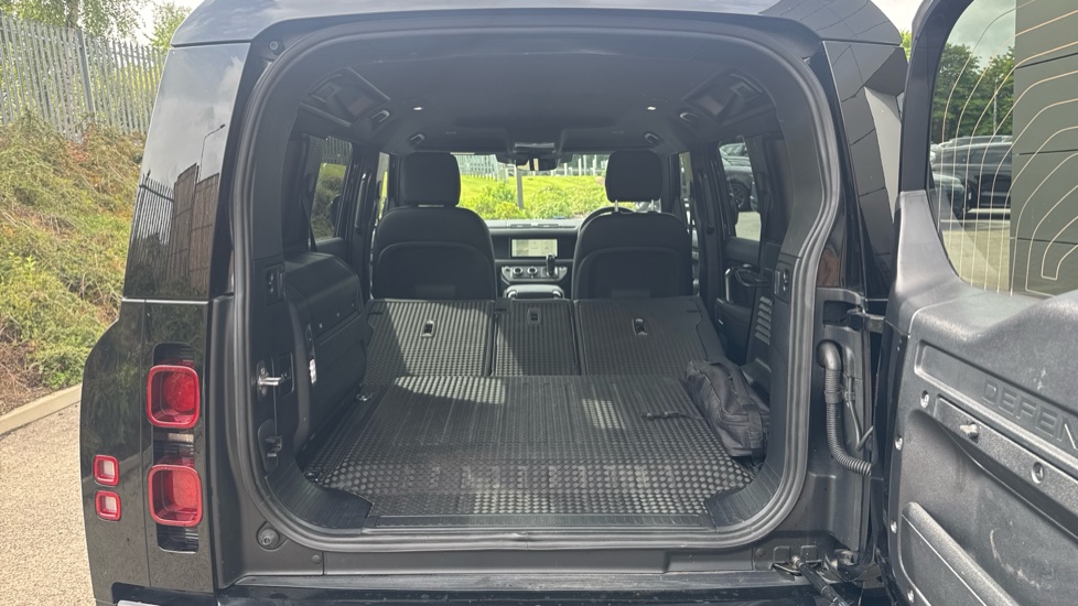 Land Rover Defender 2.0 P400e X-Dynamic S 110 5dr Auto Estate - Image 10