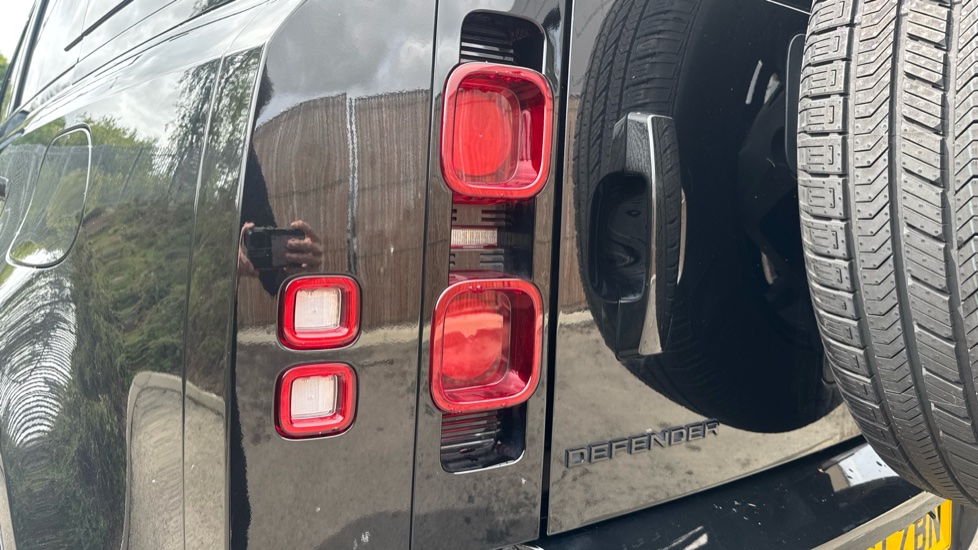 Land Rover Defender 2.0 P400e X-Dynamic S 110 5dr Auto Estate - Image 19