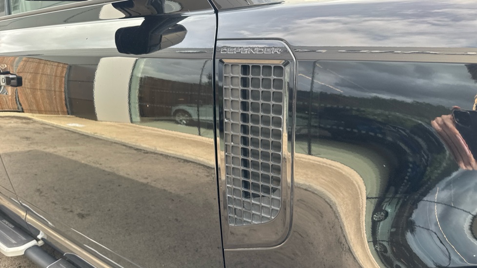 Land Rover Defender 2.0 P400e X-Dynamic S 110 5dr Auto Estate - Image 20