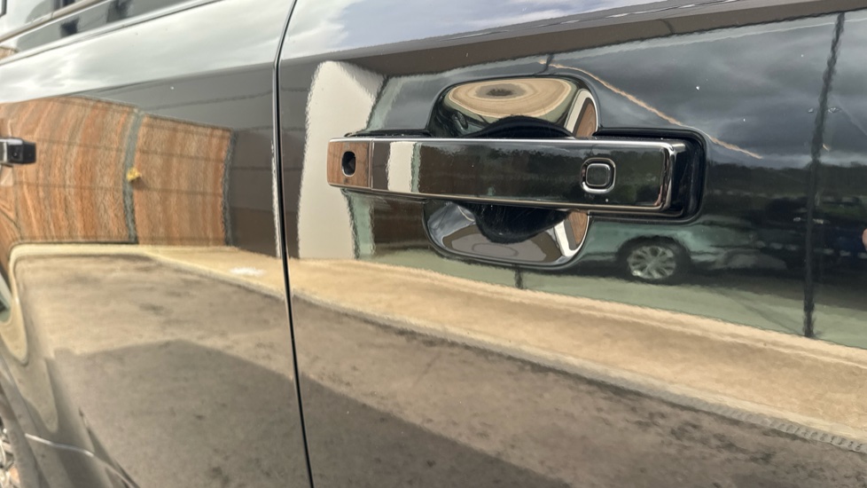 Land Rover Defender 2.0 P400e X-Dynamic S 110 5dr Auto Estate - Image 21