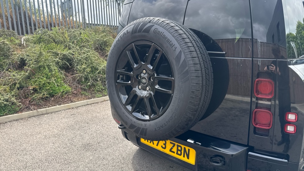 Land Rover Defender 2.0 P400e X-Dynamic S 110 5dr Auto Estate - Image 25
