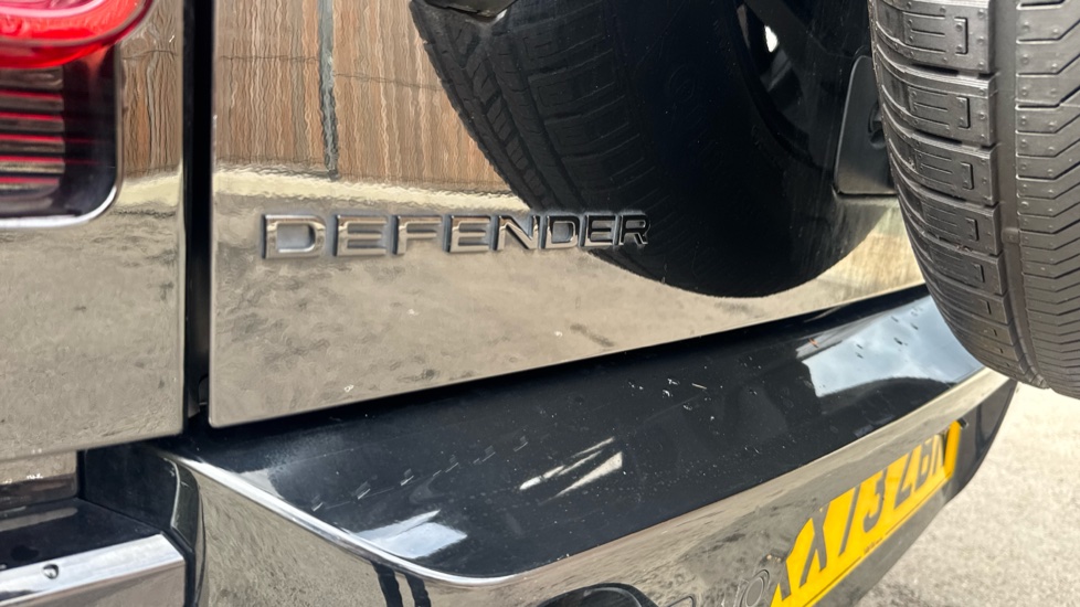 Land Rover Defender 2.0 P400e X-Dynamic S 110 5dr Auto Estate - Image 27