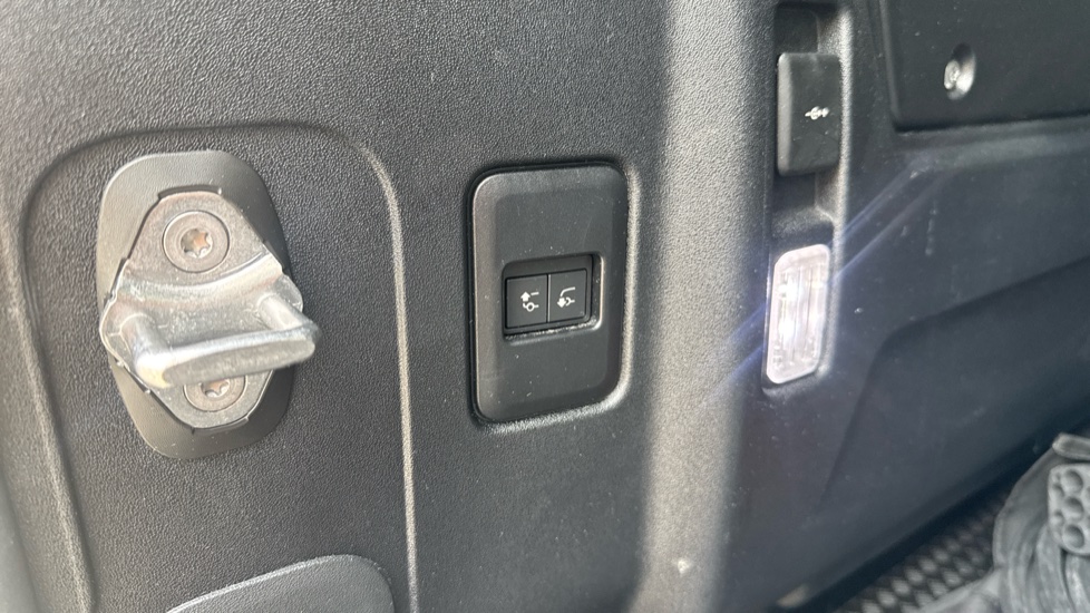 Land Rover Defender 2.0 P400e X-Dynamic S 110 5dr Auto Estate - Image 28