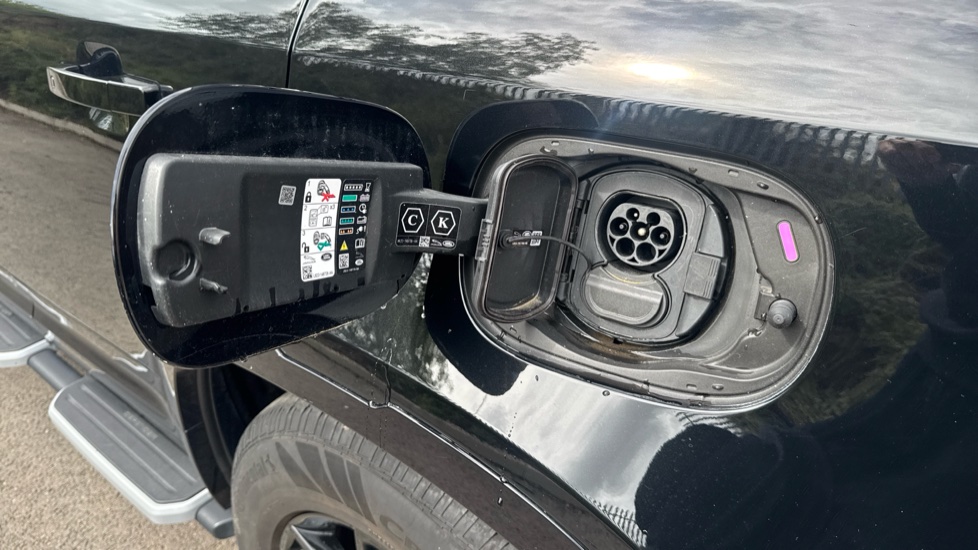 Land Rover Defender 2.0 P400e X-Dynamic S 110 5dr Auto Estate - Image 30
