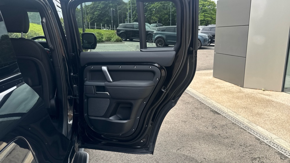 Land Rover Defender 2.0 P400e X-Dynamic S 110 5dr Auto Estate - Image 41