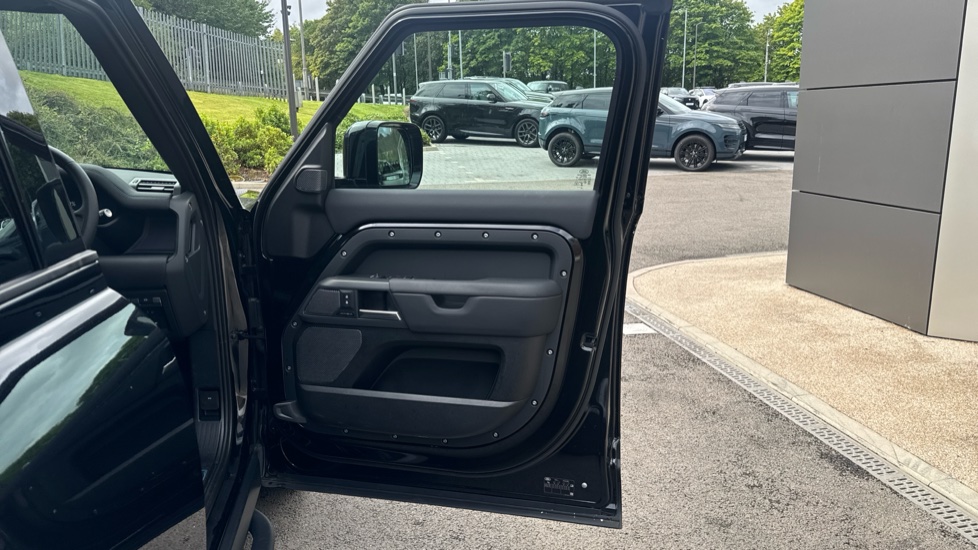 Land Rover Defender 2.0 P400e X-Dynamic S 110 5dr Auto Estate - Image 45