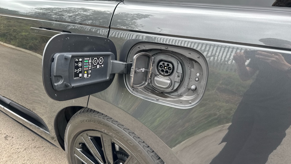 Land Rover Range Rover 3.0 P440e SE 4dr Auto Estate - Image 33