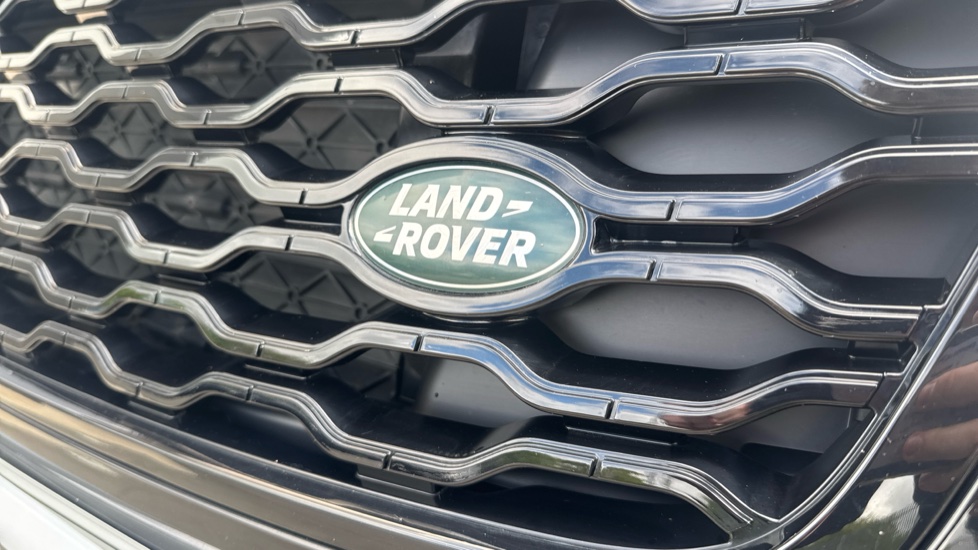 Land Rover Range Rover Velar 2.0 D200 R-Dynamic HSE 5dr Auto Diesel Estate - Image 35