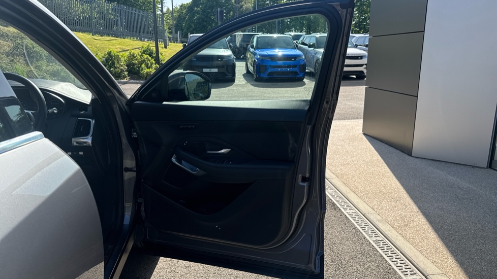Jaguar E-Pace 2.0 D165 SE 5dr 2WD Diesel Estate - Image 38