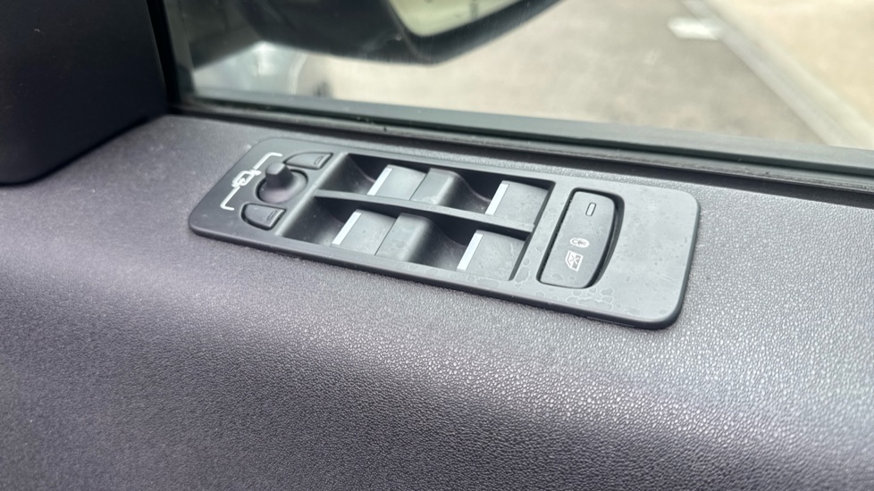 Land Rover Discovery Sport 2.0 D200 Urban Edition 5dr Auto [5 Seat] Diesel Station Wagon - Image 30
