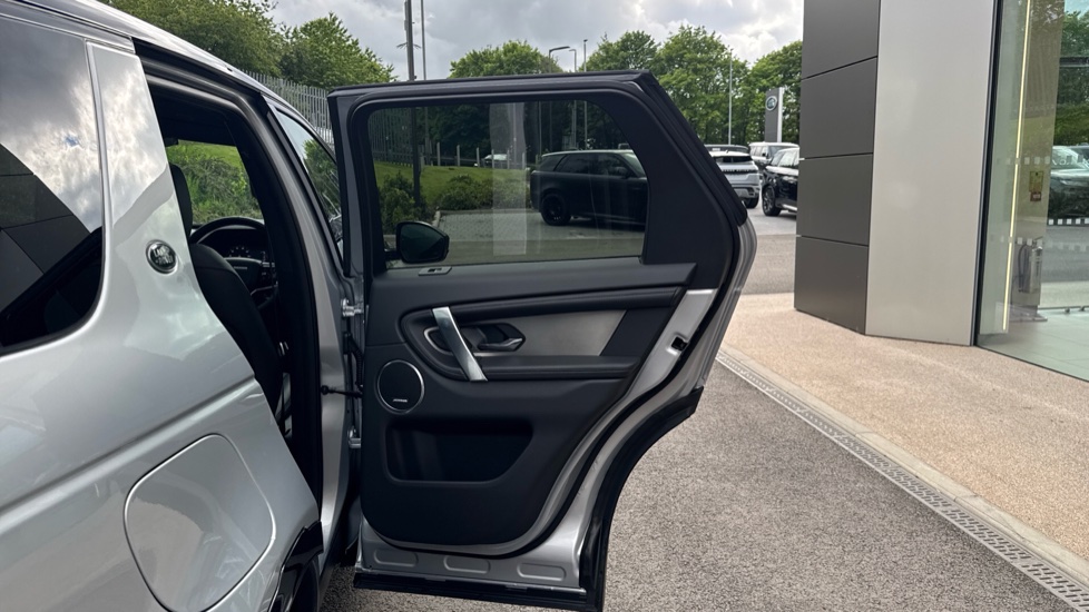 Land Rover Discovery Sport 2.0 D200 Dynamic HSE 5dr Auto [7 Seat] Diesel Station Wagon - Image 41
