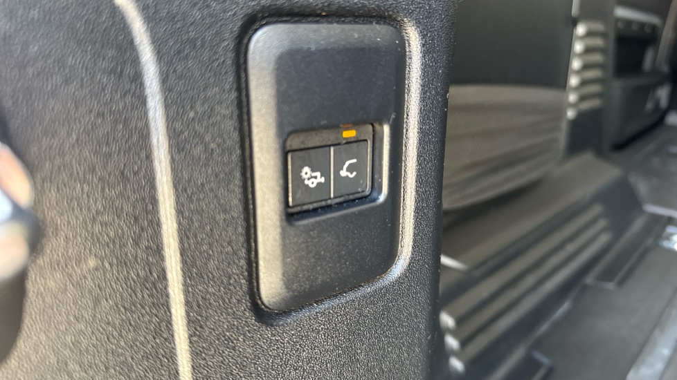 Land Rover Defender 110 Diesel 3.0 D250 Hard Top SE Auto - Image 34
