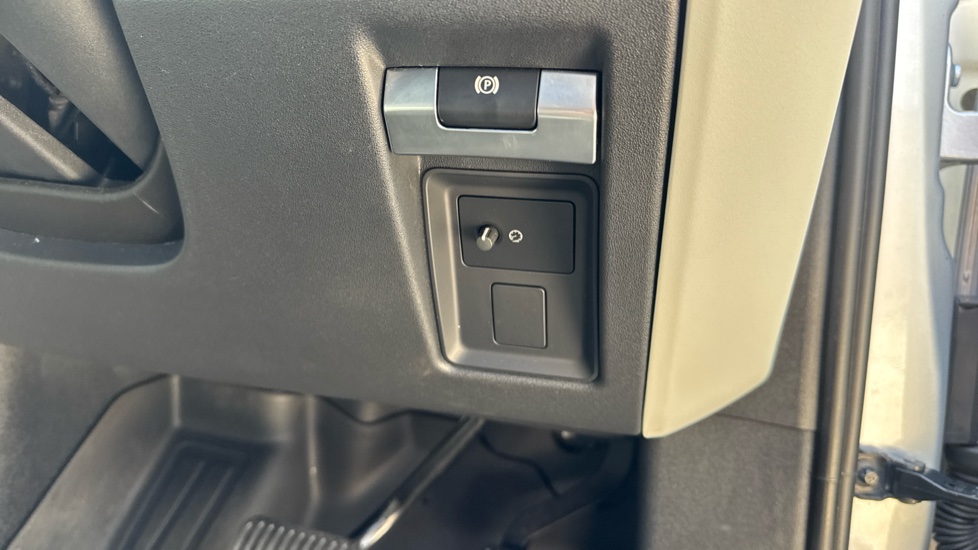 Land Rover Defender 110 Diesel 3.0 D250 Hard Top SE Auto - Image 51