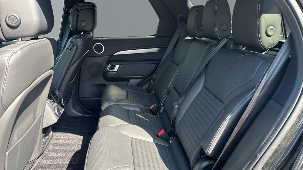 Land Rover Discovery 3.0 D350 Dynamic HSE 5dr Auto Diesel Station Wagon - Image 4