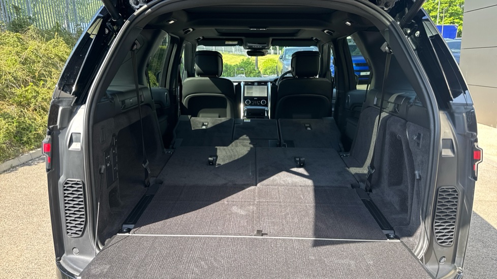 Land Rover Discovery 3.0 D350 Dynamic HSE 5dr Auto Diesel Station Wagon - Image 10