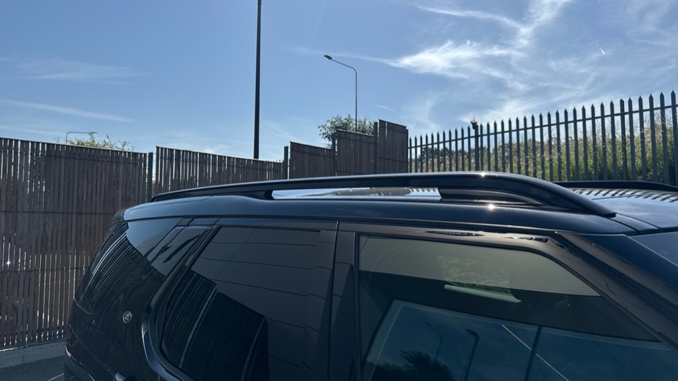 Land Rover Discovery 3.0 D350 Dynamic HSE 5dr Auto Diesel Station Wagon - Image 22