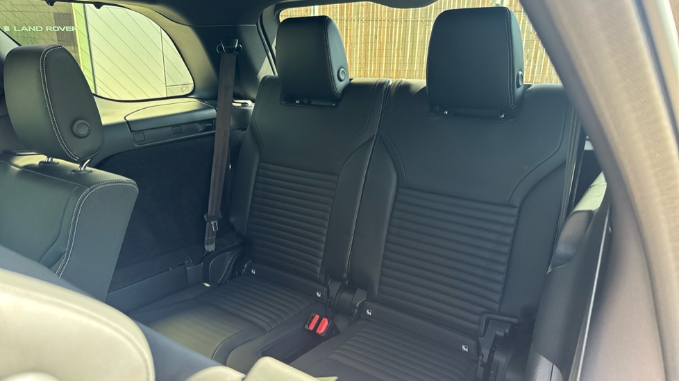 Land Rover Discovery 3.0 D350 Dynamic HSE 5dr Auto Diesel Station Wagon - Image 32