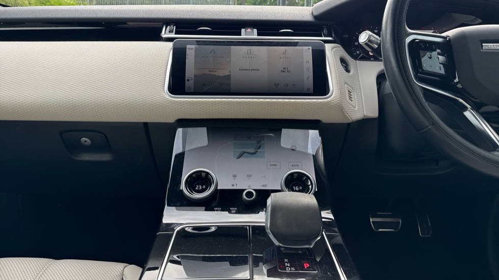 Land Rover Range Rover Velar 2.0 D200 R-Dynamic SE 5dr Auto Diesel Estate - Image 14