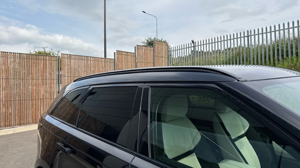 Land Rover Range Rover Velar 2.0 D200 R-Dynamic SE 5dr Auto Diesel Estate - Image 21