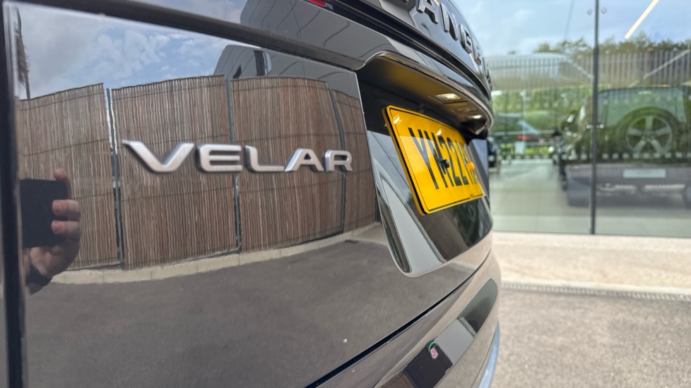 Land Rover Range Rover Velar 2.0 D200 R-Dynamic SE 5dr Auto Diesel Estate - Image 27