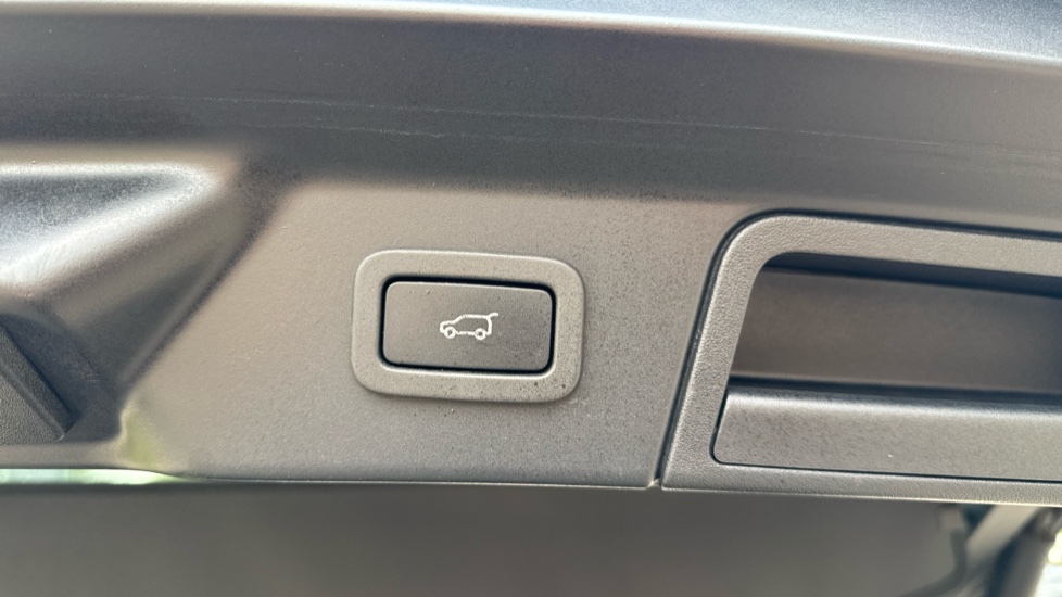 Land Rover Range Rover Velar 2.0 D200 R-Dynamic SE 5dr Auto Diesel Estate - Image 30