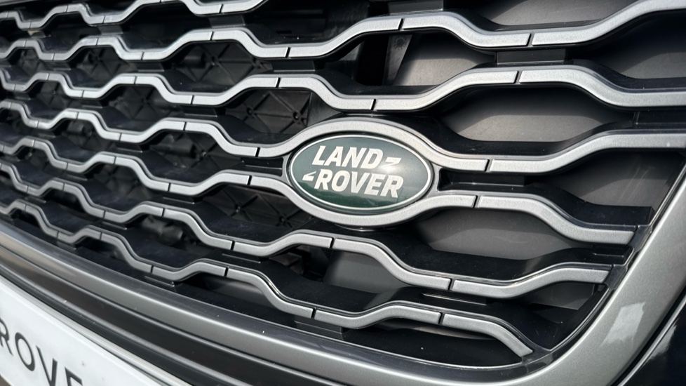 Land Rover Range Rover Velar 2.0 D200 R-Dynamic SE 5dr Auto Diesel Estate - Image 35