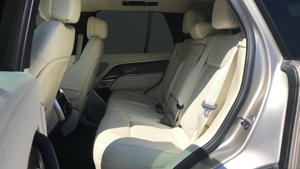 Land Rover Range Rover 3.0 D350 SE 4dr Auto Diesel Estate - Image 4