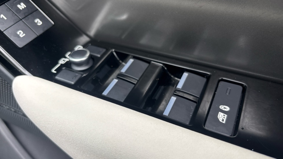 Land Rover Range Rover Velar 2.0 D200 S 5dr Auto Diesel Estate - Image 78
