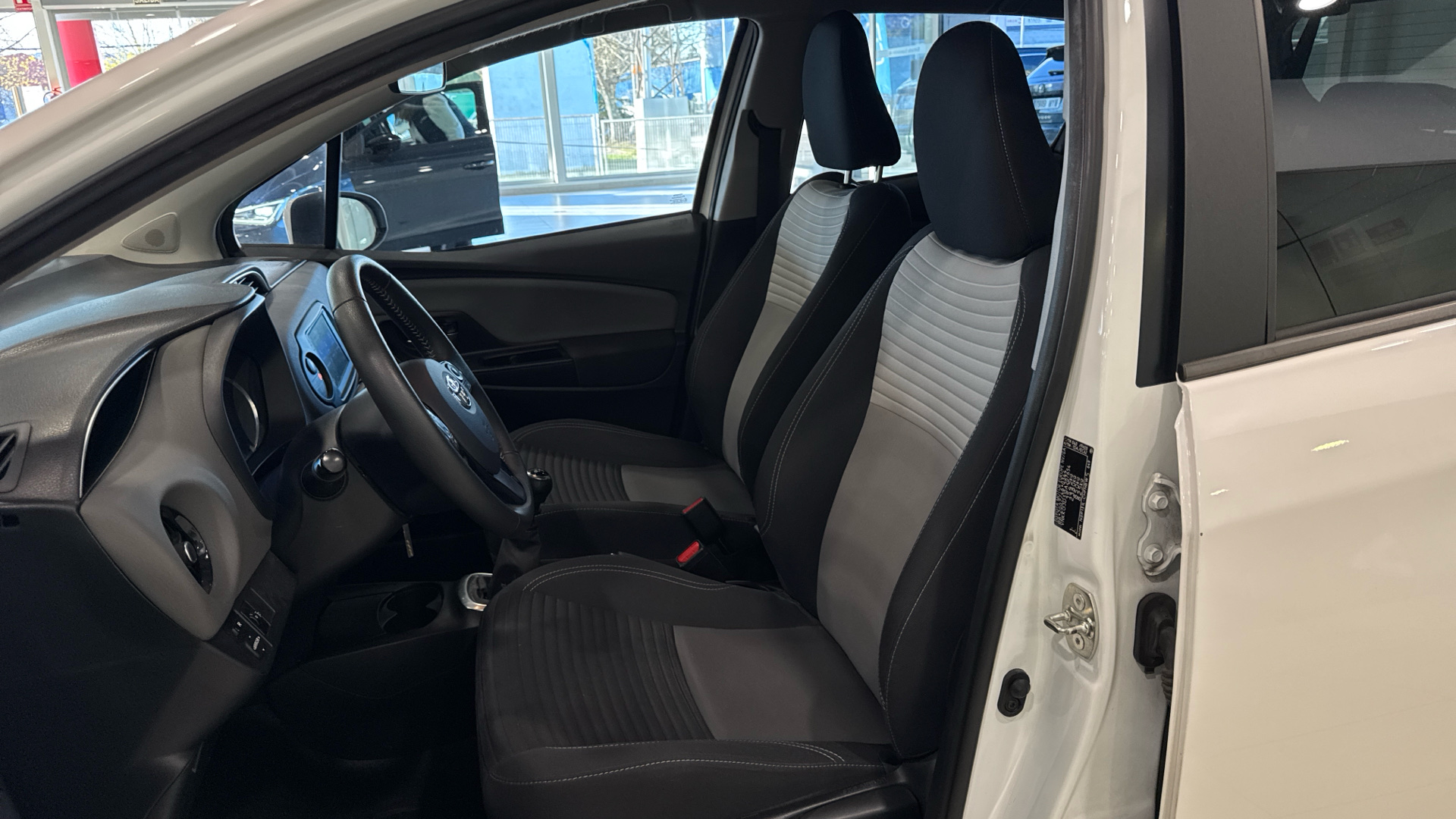 TOYOTA Yaris - 11