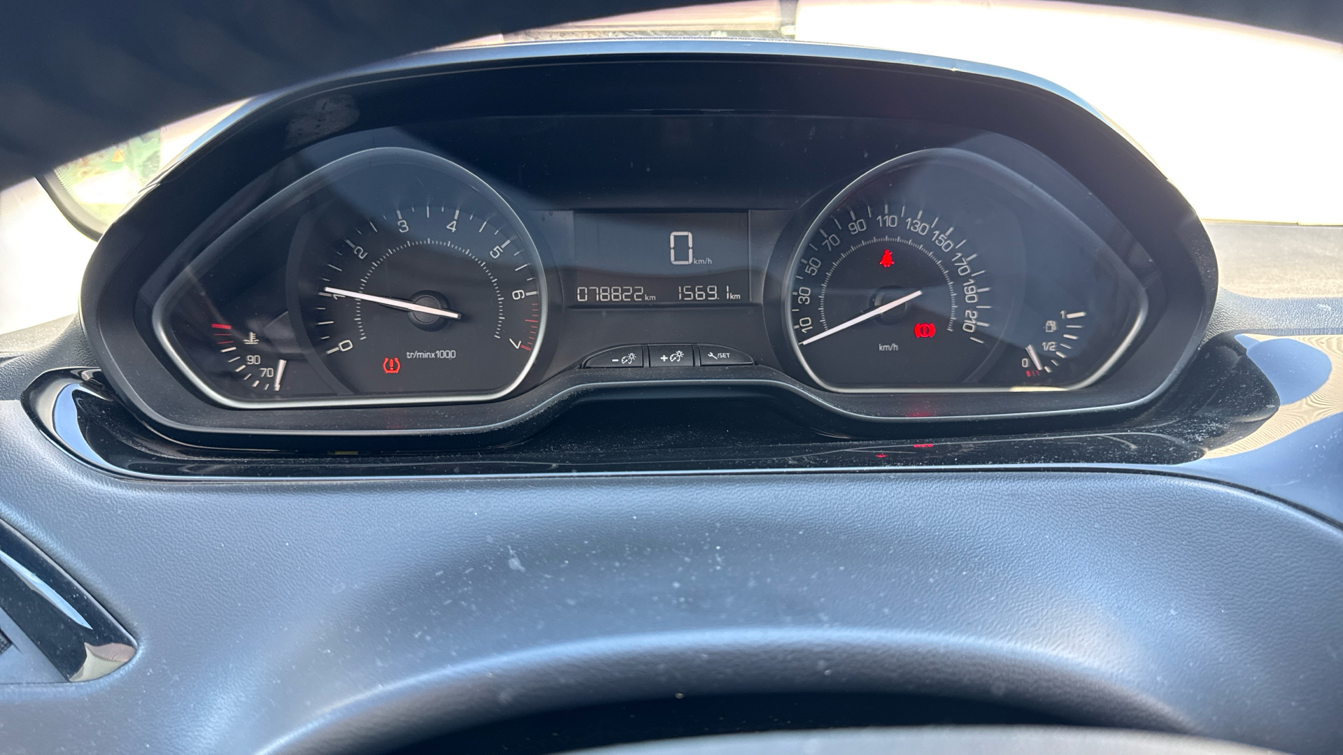Peugeot 208 Signature 1.2 PureTech 82 Euro 6.2 — photo 3