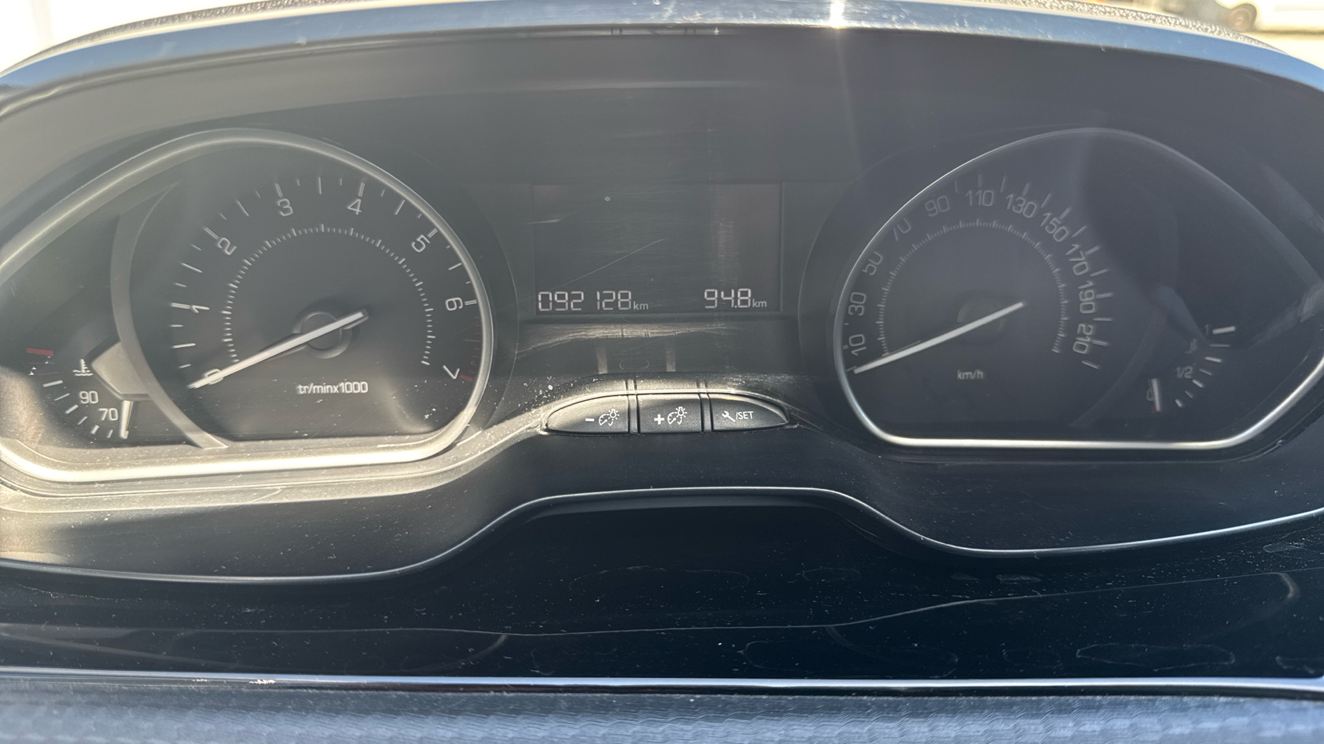 Peugeot 208 Signature 1.2 PureTech 82 Euro 6.2 — photo 3