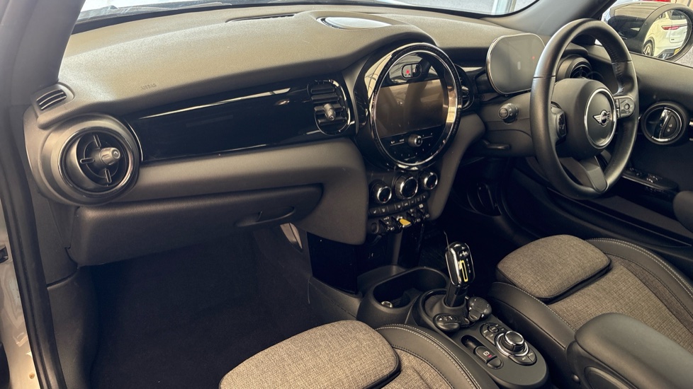 MINI HATCHBACK Image 10